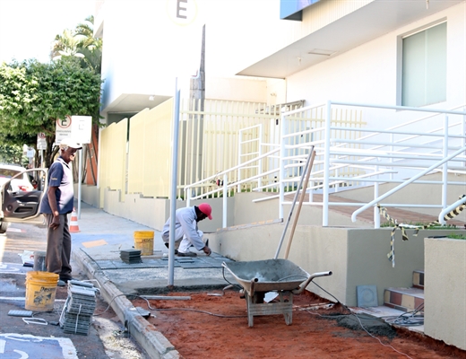 Está sendo feita a substituição completa do revestimento antigo, para a instalação de piso antiderrapante, 