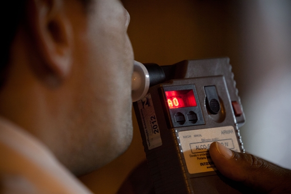 Cerca de 40% dos motoristas se recusam a fazer uso do bafômetro