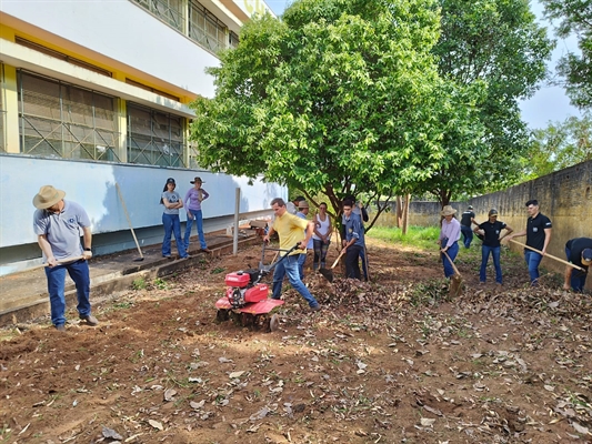 Alunos da graduação criaram e fizeram manutenção em hortas de entidades e escola estadual da cidade  (Foto: Unifev)