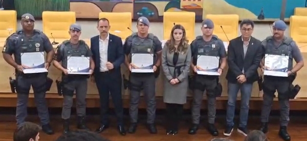 Sgt Edwaldo, Ten Módolo, vereador Sgt Nantes, Cb Permegiani,  vereadora Amanda Vetorazzo, Cb Egêa , vereador Kengi Ito e Cb Martins  Foto: Divulgação