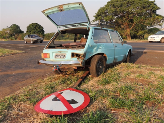 Dois carros batem forte no trevo da Coacavo e mulher grávida fica ferida