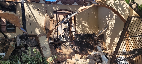 Casa localizada na rua Minas Gerais, perto da esquina com a rua Tietê, ficou totalmente destruída no incêndio  Foto: A Cidade