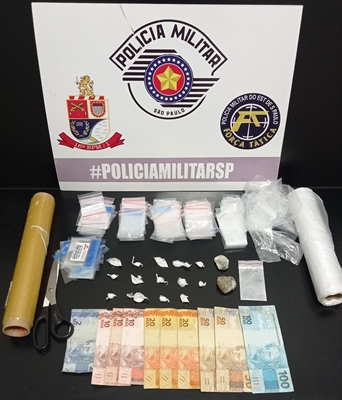 Com o traficante os policiais militares da Força Tática de Votuporanga encontraram várias porções de maconha e cocaína (Foto: Divulgação)