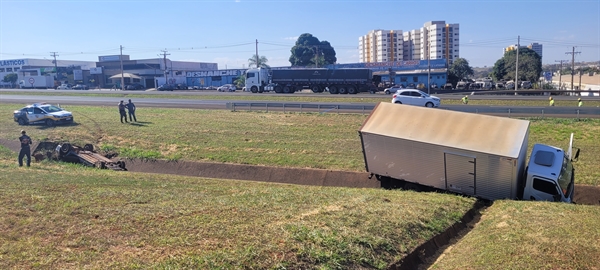 Colisão ocorreu na tarde desta segunda-feira (17) (Foto: A Cidade)