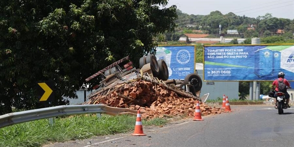 O veículo ficou parcialmente destruído após o acidente (Johnny Torres/ Diário da Região)