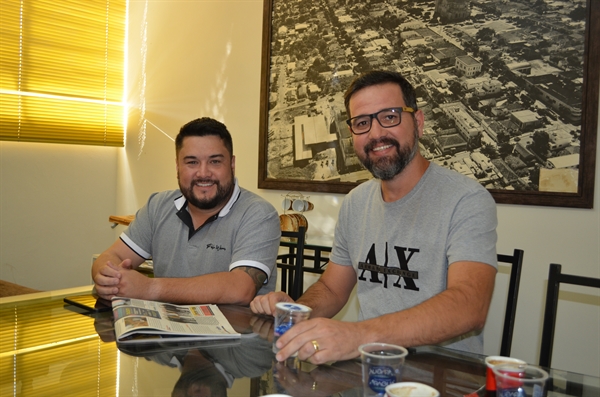 O presidente do Republicanos, Fábio Okamoto, e seu vice-presidente, Elias Mota, estiveram no A Cidade para falar de política (Foto: A Cidade)