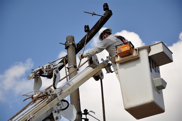 Neoenergia Elektro alerta sobre acidentes de transito envolvendo postes de energia (Foto: Divulgação)