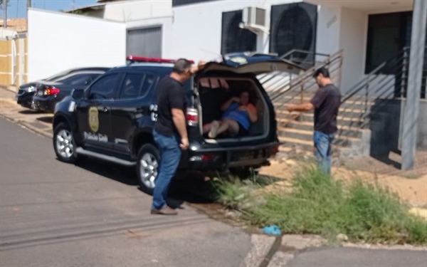 Mulher foi presa após os policiais a identificarem com o auxílio de câmeras de vigilâncias nas proximidades de onde abordou a vítima (Foto: Divulgação)