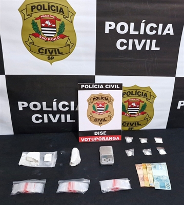 Com o traficante os policiais da Dise apreenderam mais de R$ 30 mil em cocaína; droga poderia render até 650 porções (Foto: Divulgação)