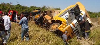 Caminhão canavieiro tomba e fere motorista na 27
