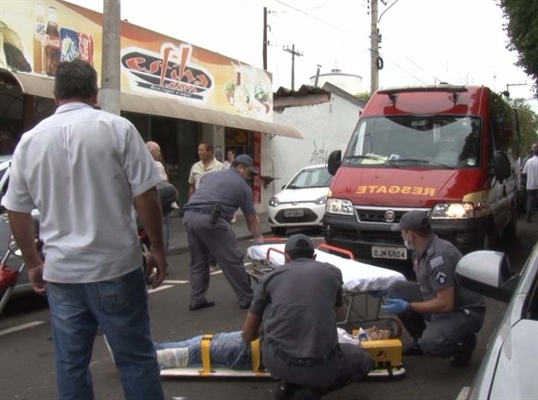 Motociclista de 19 anos fica ferido em batida com carro