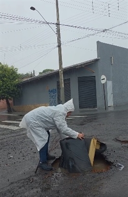 Após a repercussão do caso, a Superintendência de Água, Esgotos e Meio Ambiente de Votuporanga (Saev) realizou reparos no trecho afetado  Foto: Reprodução redes sociais