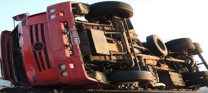 Caminhão atropela e mata pai e filho esmagados