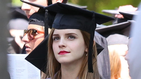 Emma Watson leva segurança disfarçada à formatura