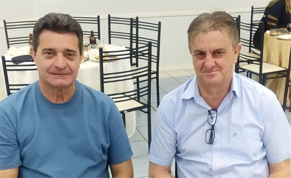 O vereador Osmair Ferrari e o assessor de gabinete da Câmara Marcelino Poli, foram a representação do legislativo local na confraternização da UDEMO. (Foto: A Cidade)