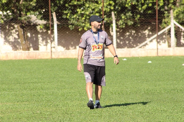 Rafael Guanaes, técnico da Votuporanguense, segue com seu estilo, e a torcida leva sustos  (Fotos: Rafael Nascimento/CAV)