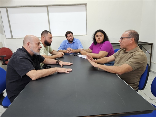 Reunião ontem definiu novas estratégias para aumentar a fiscalização contra os “sujões”, que descartam lixo pela cidade (Foto: Saev Ambiental)