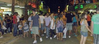 Comércio atrai multidão no horário especial