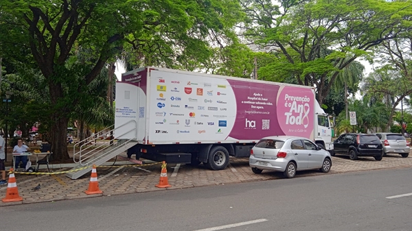 Mulheres que estavam na fila aguardando por exame de mamografia estão sendo comunicadas pela Secretaria da Saúde (Foto: A Cidade)