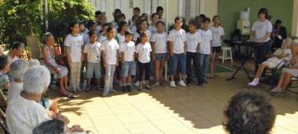 Senhoras do Lar das Velhinhas recebe visita do coral 