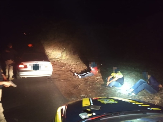 Três ocupantes do carro foram detidos e levados para a delegacia; um deles era foragido — Foto: Divulgação/Polícia Rodoviária