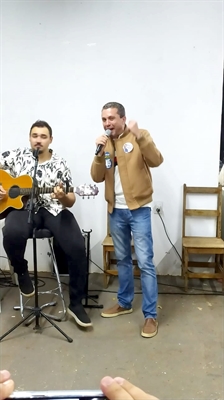 Fazer campanha política exige um certo sacrifício. O deputado Pinato, por exemplo, formou dupla sertaneja com o cantor Gustavo Sanches, para animar a festa de aniversário do Valmir  (Foto: A Cidade )