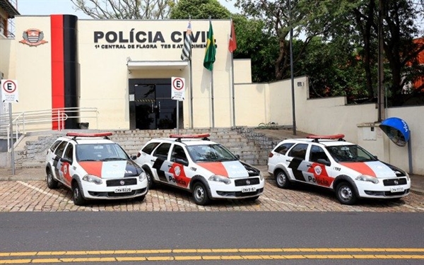 Eles foram levados ao Plantão Policial e a mãe e os dois filhos maiores de idade foram presos (Foto: Divulgação)