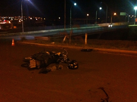 Grave acidente com moto na rotatória do Jardim Universitário  (Foto: Fábio Ferreira/ A Cidade)