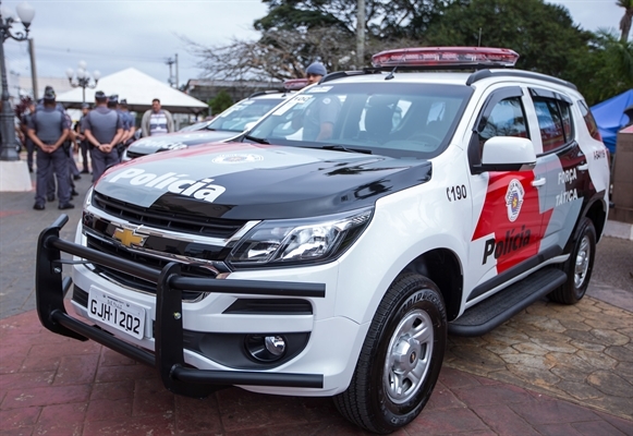 Os tiros atingiram a lataria do carro, que pertence ao atual namorado da jovem (Foto: Reprodução)