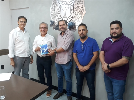  João Pedro Siqueira, presidente da Câmara de Fernandópolis, visitou a Câmara de Votuporanga e foi recebido por vereadores (Foto: Assessoria)