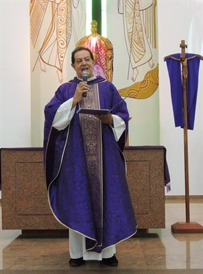 Missa celebra 40 anos de sacerdócio do padre Silvio nesta sexta-feira (27) (Foto: Reprodução/Facebook) 