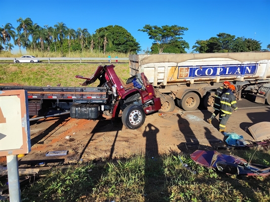  Motorista ficou preso às ferragens após colidir com a traseira de um caminhão de Valentim Gentil e não resistiu aos ferimentos (Foto: Região Noroeste)