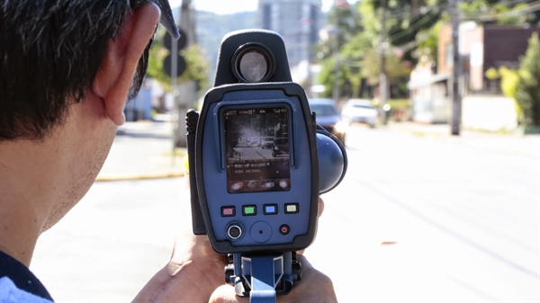 O radar móvel foi o segundo que mais multou, com 1.829 autuações neste primeiro semestre na cidade 