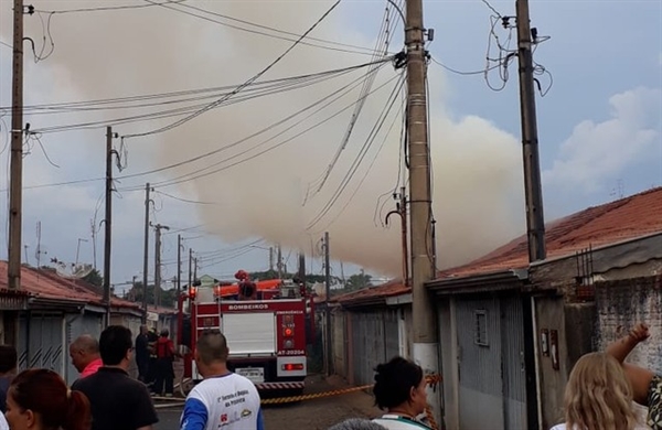 Casa pegou fogo na região central de Ilha Solteira (SP) (Foto: Arquivo Pessoal)