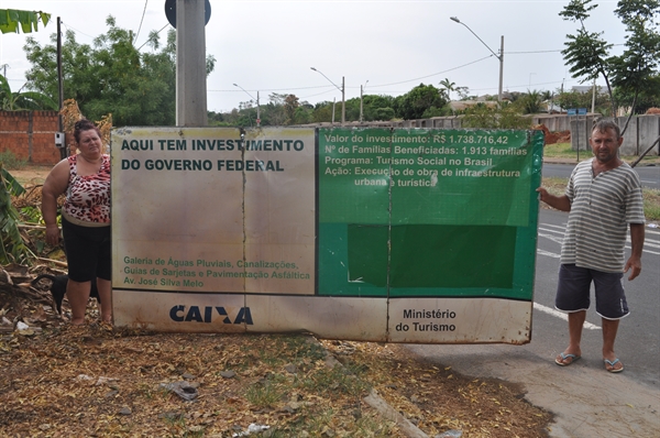 Os irmãos João Antônio e Benice afirmaram que os concretos das tubulações estão na avenida desde o início da construção (Foto: Gabriele Reginaldo/A Cidade)