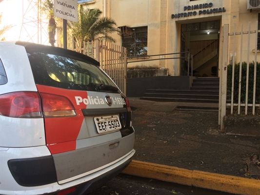 A representante da lotérica esteve presente no 1º Distrito Policial juntamente com a atendente para realizar o boletim de ocorrência (Foto: Aline Ruiz/A Cidade)