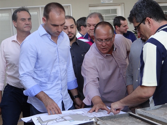 Eduardo Bolsonaro esteve em Votuporanga nesta quinta-feira (21) em visita à Santa Casa (Foto: Aline Ruiz/A Cidade)