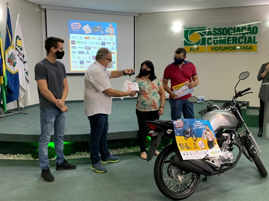 Elenira Parra, moradora de Votuporanga, comprou na Onix Ótica e Joalheria e acabou ganhando a moto 0km (Foto: A Cidade)