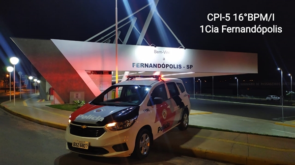 Equipe da PM de Fernandópolis salvou o bebê (Foto: PM Fernandópolis)