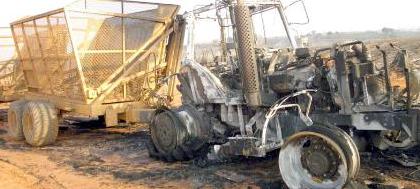 Trator explode em estrada e inicia grande queimada 