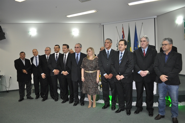 A nova diretoria da Associação Comercial de Votuporanga tomou posse na noite de ontem para o biênio 2018/2019 (Foto: Aline Ruiz/A Cidade) 