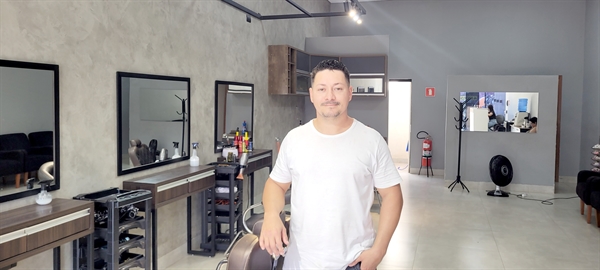 Luís Soares trabalha como cabeleireiro e é Microempreendedor Individual (MEI) desde 2017  Foto: A Cidade
