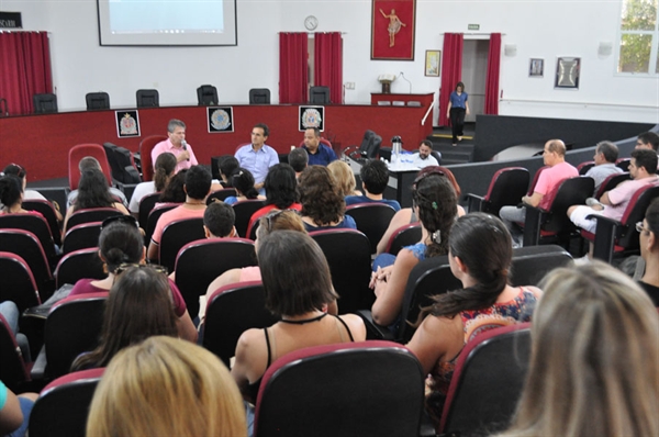 Professores pedem ordem e democracia na rede