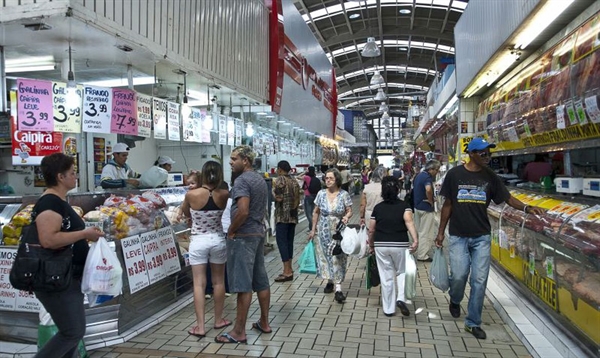 Consumidores em supermercado (Foto: Marcelo Camargo) 