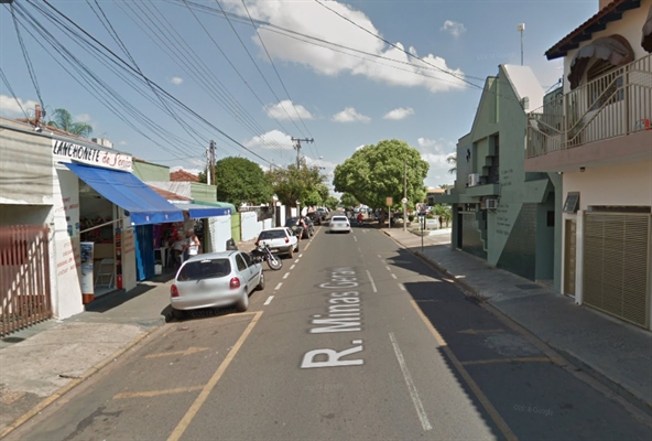 O fato foi registrado na rua Minas Gerais, no Centro da cidade; o homem comeu e bebeu, mas não tinha dinheiro para pagar  (Foto: Reprodução) 