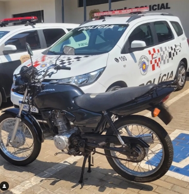 Em vistoria, os policiais constataram que o chassi do veículo estava parcialmente suprimido e a placa era artesanal (Foto: Divulgação)