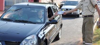 Motoristas recebem orientações sobre o tráfego