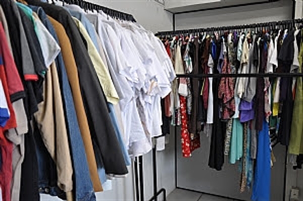 Cabide Solidário do Fundo Social doa peças de roupas