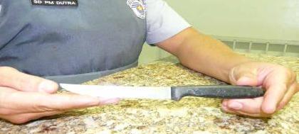 Homem tenta matar dono de bar com facadas