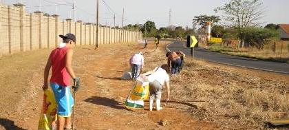 Mutirão faz limpeza na vicinal Adriano Pedro Assi
